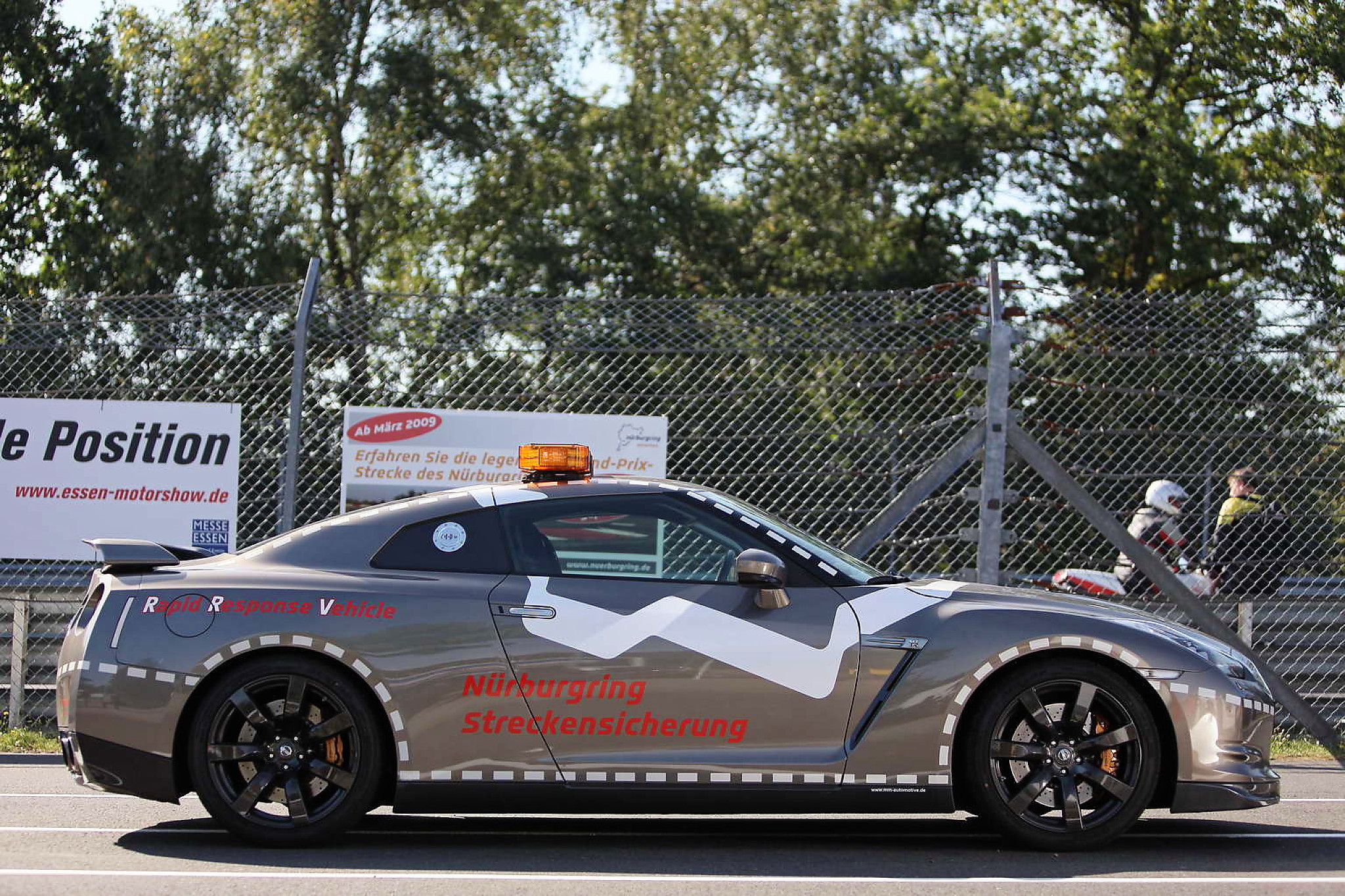 Seitenansicht Streckeneinsatzfahrzeug Nissan GT-R von 2009