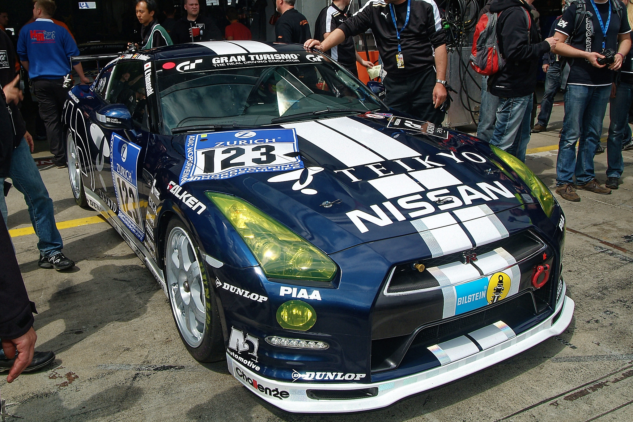 GT-R in der Boxengassen vor dem 24h-Rennen 2012